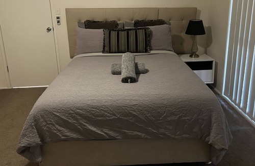 Runaway Bay House | The Hideaway on Bayview