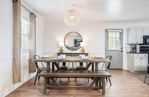 New Braunfels House | The Hideaway on Lake Dunlap*Direct Lake Dunlap Access*Pool*Accommodates 20