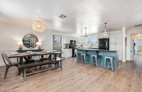 New Braunfels House | The Hideaway on Lake Dunlap*Direct Lake Dunlap Access*Pool*Accommodates 20