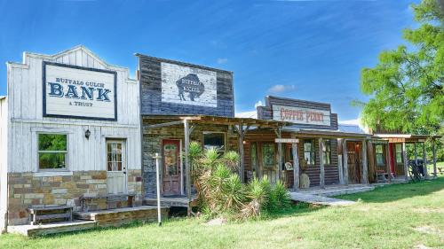 Paluxy Cabin | The Hideaway Ranch and Refuge