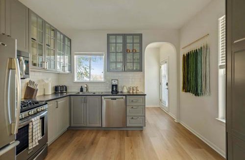 Chestnut House | The Hideout - 2BR East Austin Home & Backyard