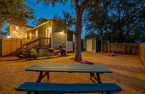 Chestnut House | The Hideout - 2BR East Austin Home & Backyard