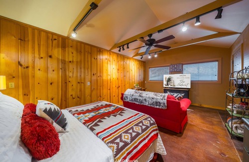 Sayles Blvd. Area House | The Hideout - A Sayles Ranch Guesthouse