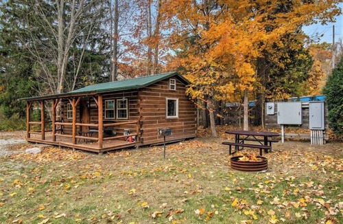 Harbert Cabin | The Hideout Cabin | Firepit | Nature | Pet-Friendly