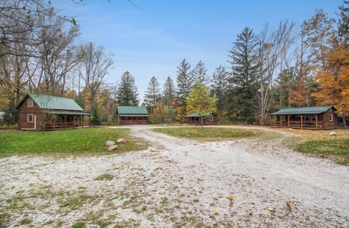 Harbert Cabin | The Hideout Cabin | Firepit | Nature | Pet-Friendly