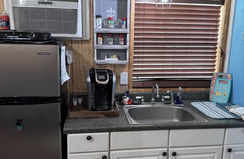 Tyler Cabin | The Hideout Less than 5 minutes from Lake Palestine. Seventy five a nt.
