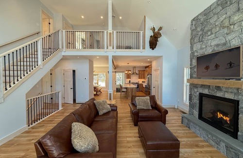 Center Conway House | The Hideout | New, Views, Theater, Fireplace, Deck