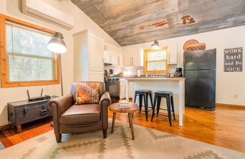 Boswell Cabin | The Hiker Hut ~ Private Hideaway with Direct Trail