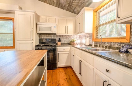 Boswell Cabin | The Hiker Hut ~ Private Hideaway with Direct Trail