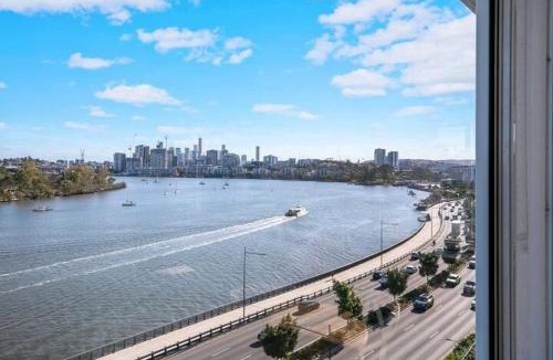 Hamilton Apartment | The Hillside at Hamilton - A Fresh Riverfront Abode