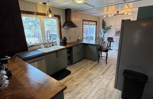 Sidney House | The Hillside Ranch: Relaxing Modern 4bd 2ba Oasis