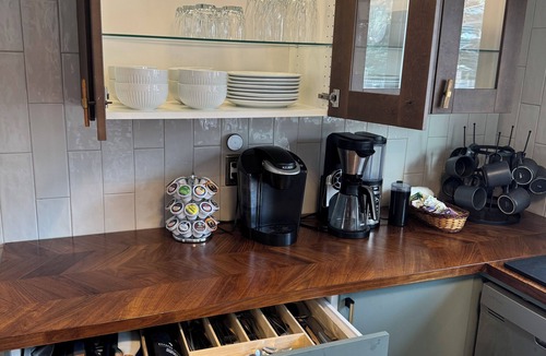 Sidney House | The Hillside Ranch: Relaxing Modern 4bd 2ba Oasis