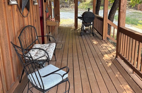 Mountain View Cabin | The Hilltop Cabins - Music Room