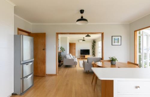 Tauranga House | The Hilltop Hideaway
