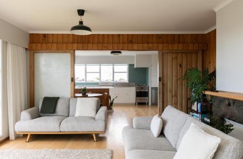 Tauranga House | The Hilltop Hideaway