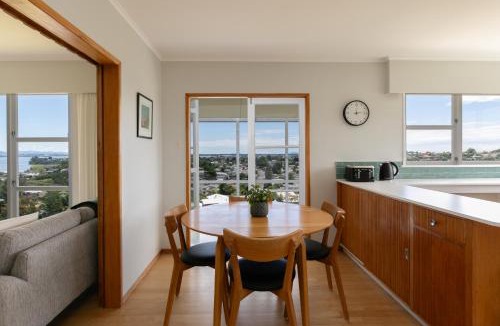 Tauranga House | The Hilltop Hideaway