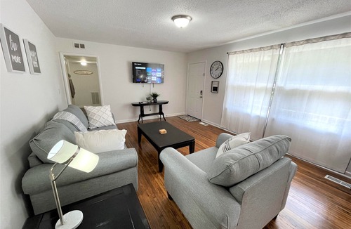 Center Point House | The Hilltop/Luxe Stylish Sunny Upscale