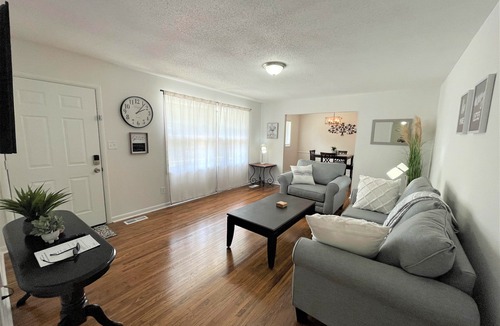 Center Point House | The Hilltop/Luxe Stylish Sunny Upscale