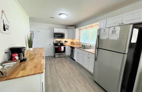 Center Point House | The Hilltop/Luxe Stylish Sunny Upscale