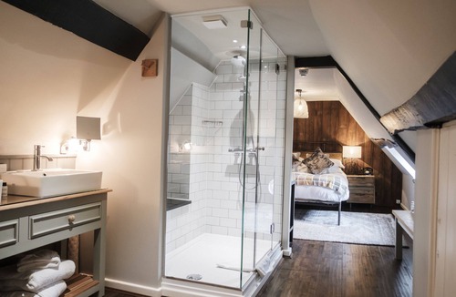 Aldermaston Hotel | The Hind's Head