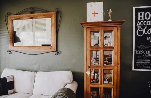 Millthorpe House | The Historic Old Pharmacy Hockeys - Millthorpe