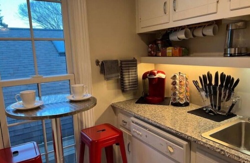 Uptown Condo | THE HISTORIC VICTORIAN HIDEAWAY - WITH SKYLINE VIEWS! BEST LOCATION IN UPTOWN!