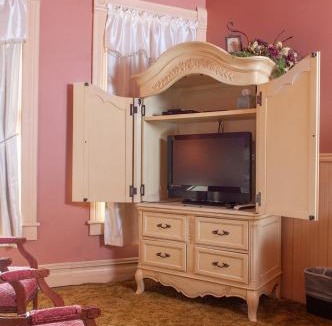 Ellinwood Bed & Breakfast | The Historic Wolf Hotel
