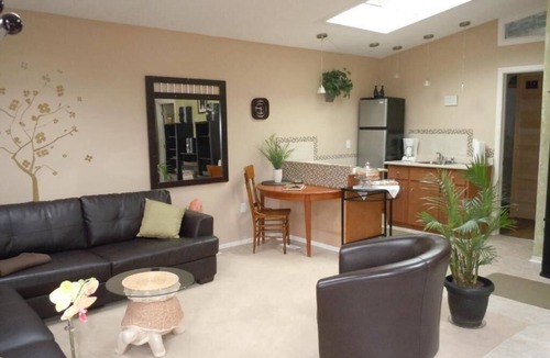 Niagara Falls Cottage | The Hoblet