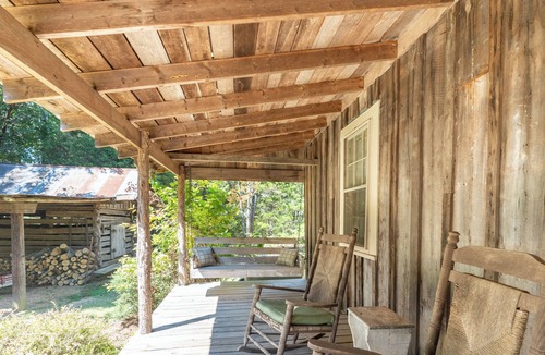 Bells Cabin | The Holly House at Green Frog Farm