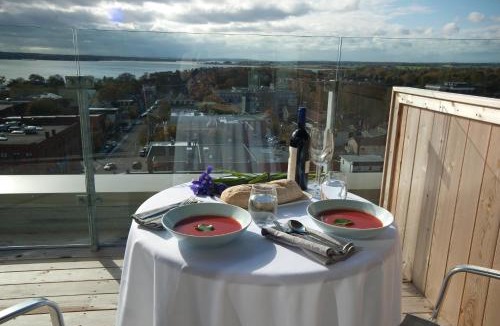 Queens Square Hotel | The Holman Grand Hotel