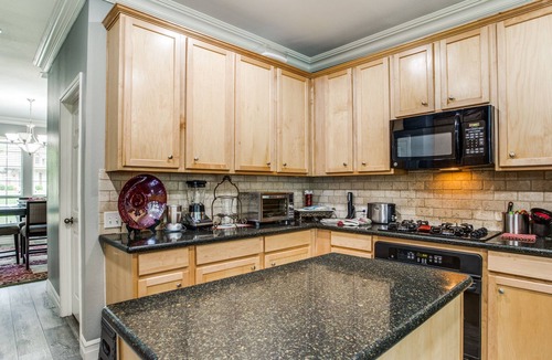 Red Oak House | The home is the perfect space for your Family Vacation/Staycation, or Business.