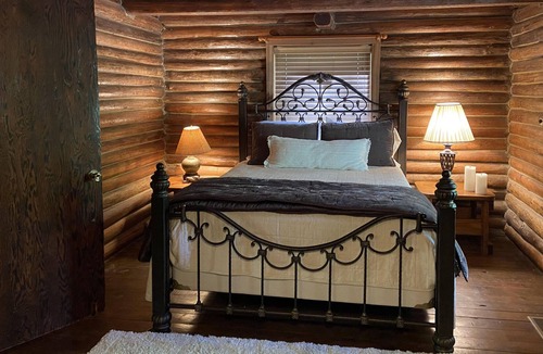 Drasco Cabin | "The Honeymooner" - a rustic, quaint little cabin. OPEN LABOR DAY WEEKEND