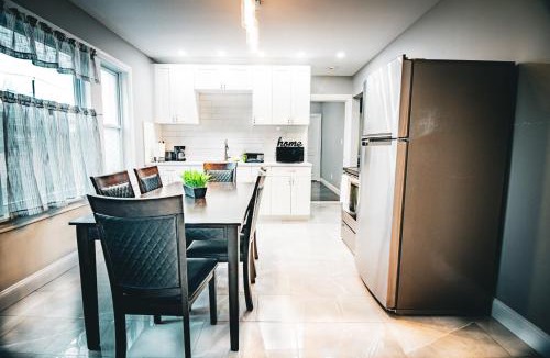 Niagara Falls House | The Horseshoe Villa 6br 2 Bath near the falls