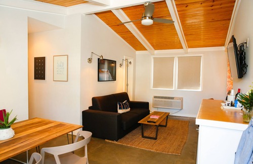 Atlantic Beach Hotel | The Hotel Palms Courtyard