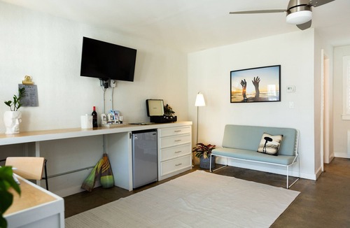 Atlantic Beach Hotel | The Hotel Palms Courtyard