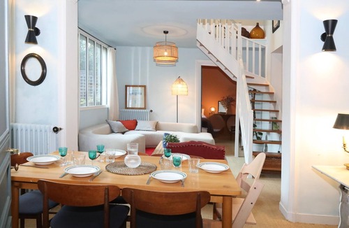 Senlis House | The House of Cobblestone Streets