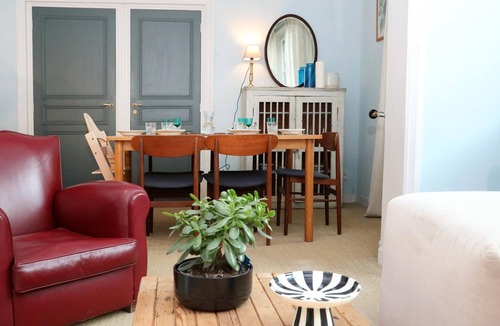 Senlis House | The House of Cobblestone Streets