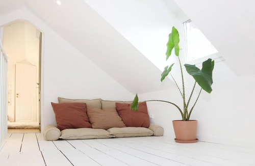 Senlis House | The House of Cobblestone Streets
