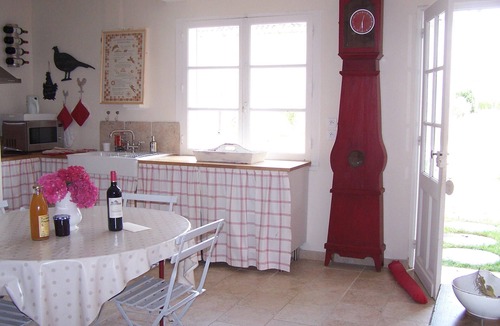 Neac House | THE HOUSE OF HARVESTERS, in the heart of the vineyard.