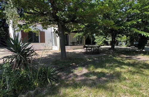 Carpentras House | The house under the trees