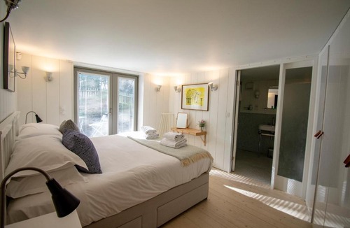 Hamworthy Villa | The Houseboat