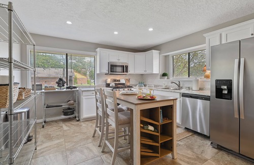 Raintree House | The Howdy Hut - Cozy Home 6 Mins from Texas A&M