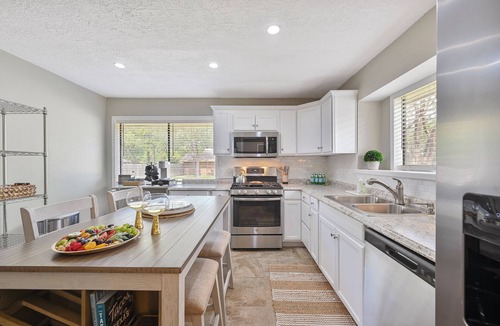 Raintree House | The Howdy Hut - Cozy Home 6 Mins from Texas A&M