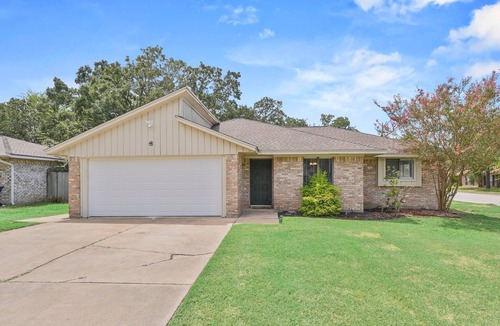 Raintree House | The Howdy Hut - Cozy Home 6 Mins from Texas A&M