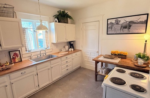 Franklin Apartment | The Howdy Inn-Rustic Charm and Modern Comfort
