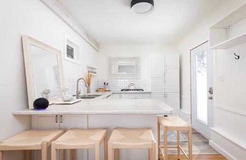 Wellington House | The Hudson Guest House | Waterfront with Hot Tub