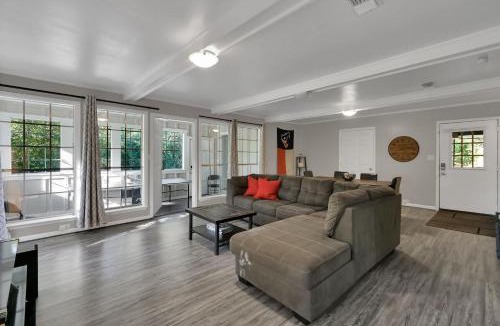 Huntsville House | The Huge Home I Next 2 SHSU I Sleeps 16 I PingPong