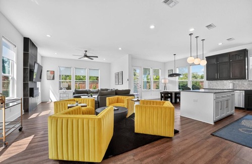 West Dallas House | The Hugo | Sleeps 10
