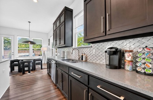 West Dallas House | The Hugo | Sleeps 10