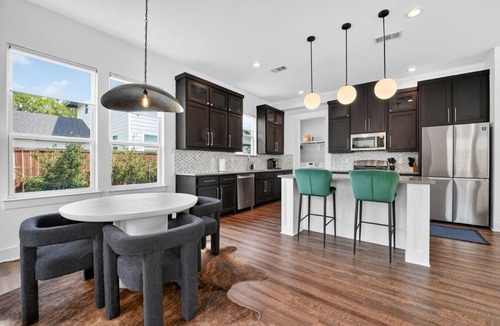 West Dallas House | The Hugo | Sleeps 10